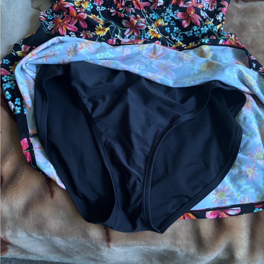 Chic Black and Pink One Piece Swimsuit with Floral Design - Picture 8 of 10